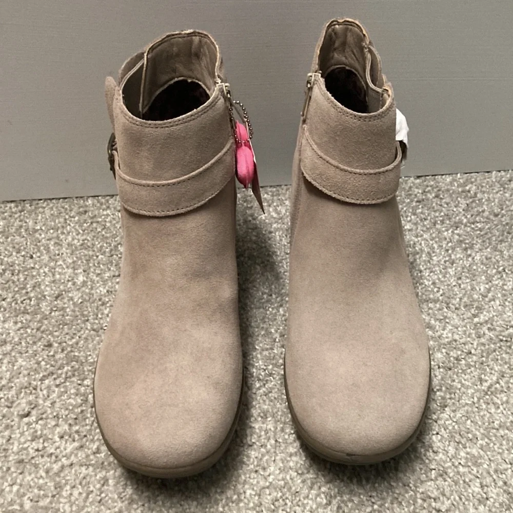 NWOB Skechers booties. Sz 9 Wide. Tan/cream color. Never Worn. - Picture 3 of 12